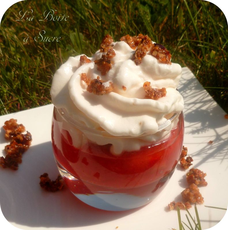 Compotée de rhubarbe-fraises, chantilly et pralin pistaches