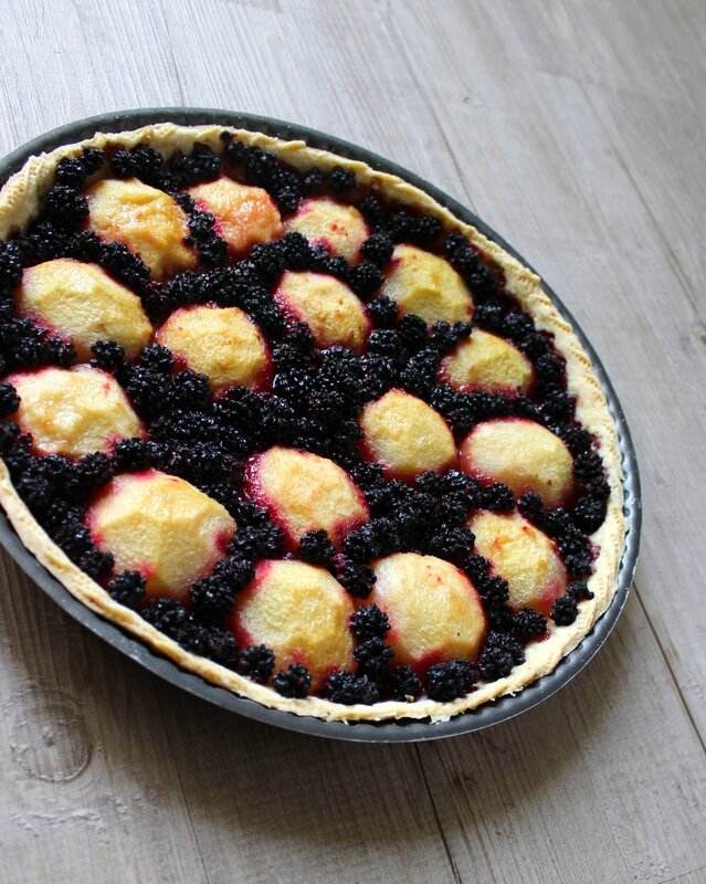 Tarte aux pêches et mûres sauvages
