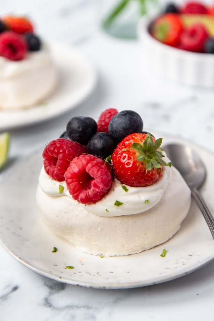 Pavlova aux fruits des bois