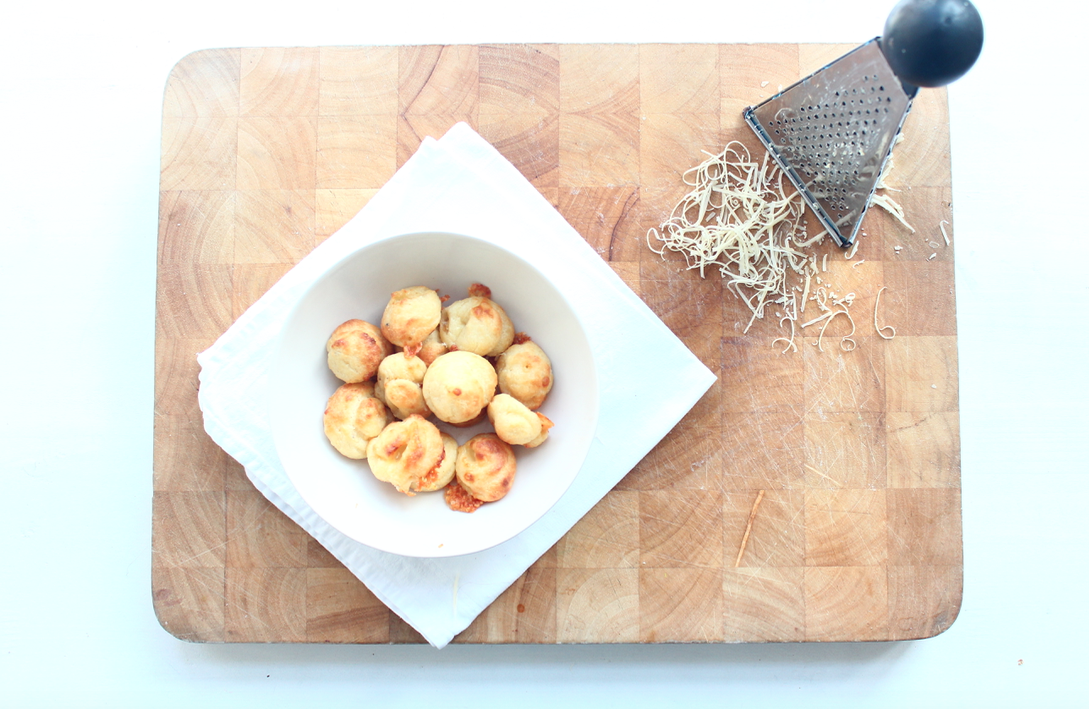 Choux au fromage français au comté (gougères)
