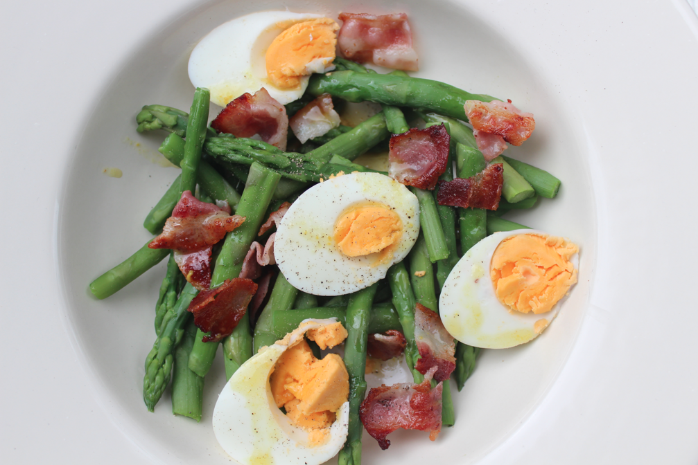 Salade d’asperges vertes au bacon et œuf