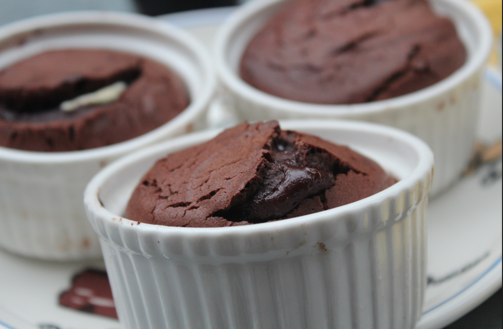 Gâteaux au chocolat noir fourrés au chocolat blanc fondant