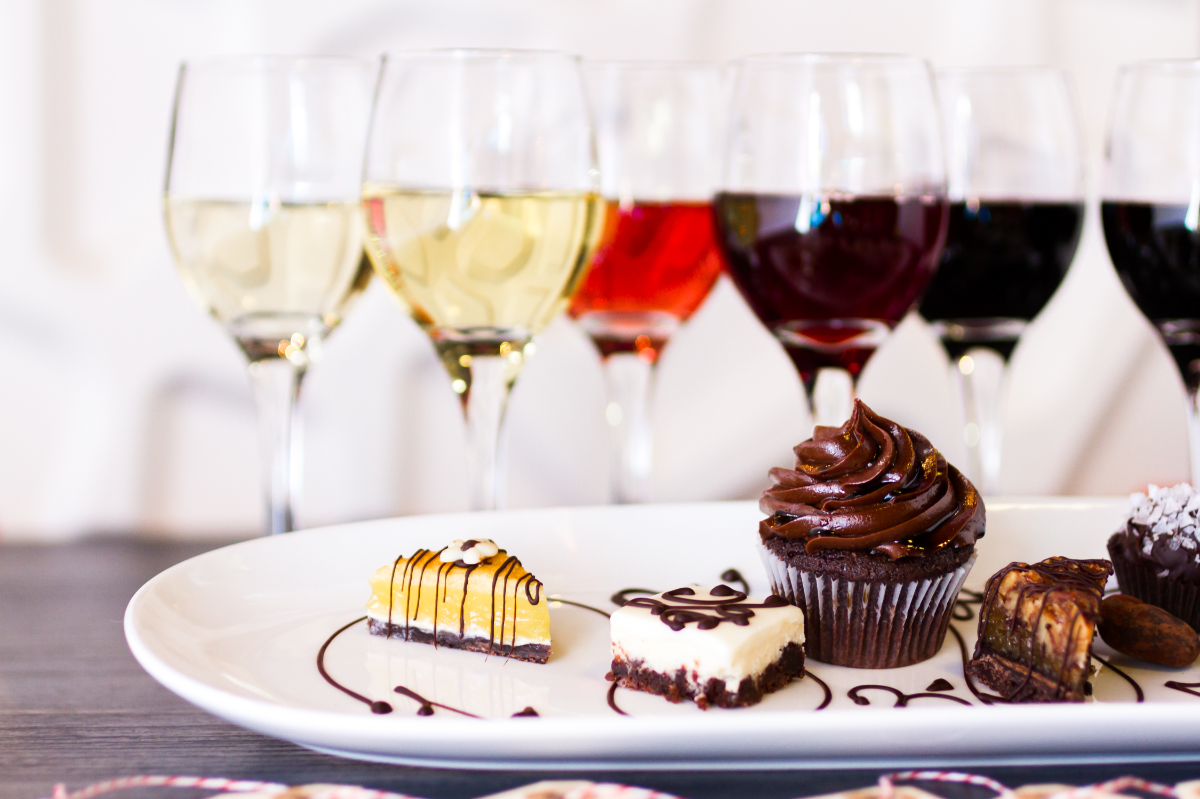 Comment un caviste sélectionne les vins pour sublimer vos desserts